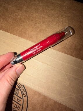 Neutrogena MoistureSmooth Color Stick in Bright Red
